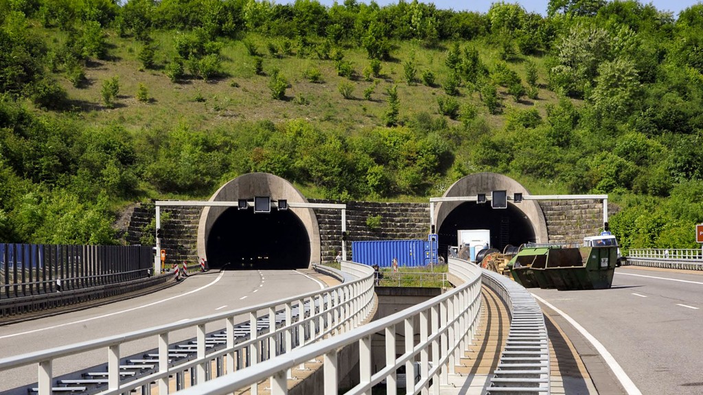Straßensperrung vom Tunnel Pellinger Berg