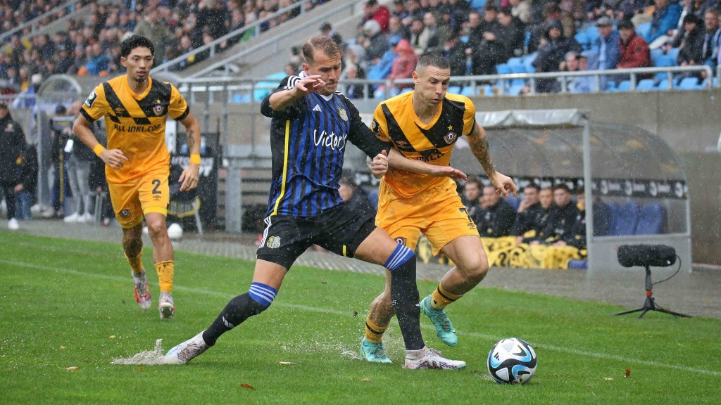 Lukas Boeder (1. FC Saarbrücken) und Pnagiotis Vlachodimos (Dynamo Dresden) kämpfen um den Ball.