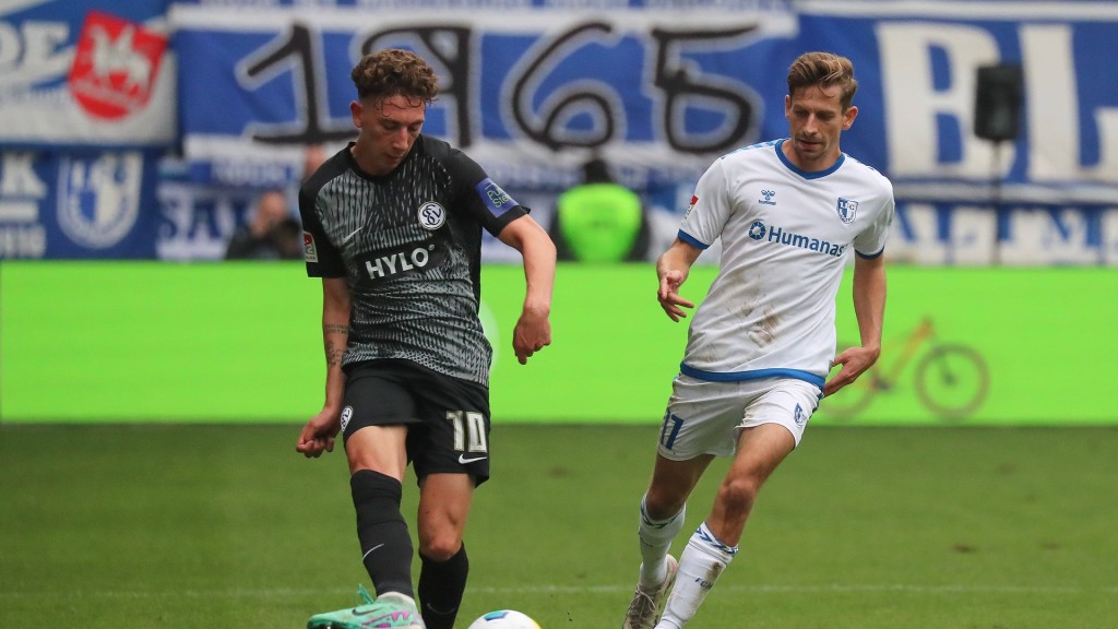 Jannik Rochelt (Elversberg, 10) und Alexander Nollenberger (Magdeburg, 17 ) auf dem Spielfeld.