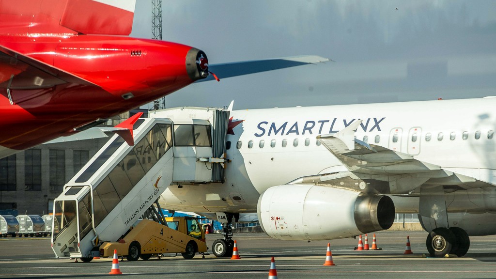 Ein Flugzeug der Fluggesellschaft SmartLynx steht am Flughafen