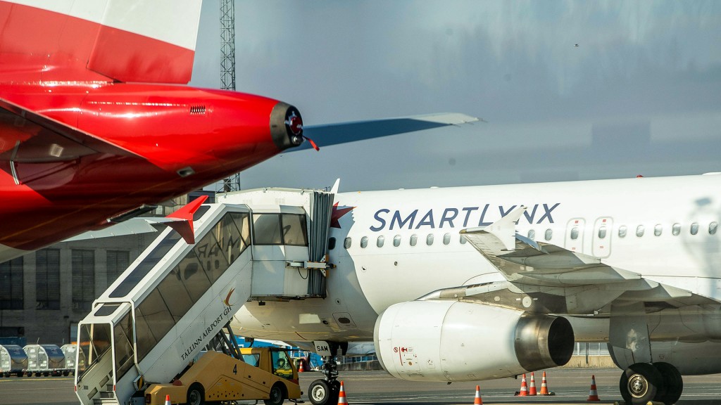 Ein Flugzeug der Fluggesellschaft SmartLynx steht am Flughafen