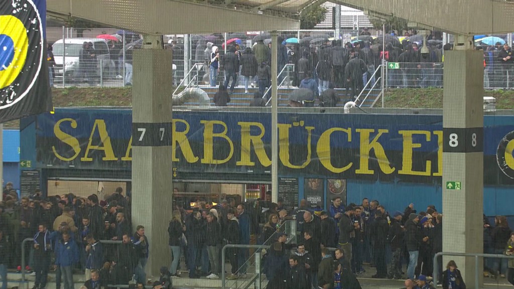 Foto: Fans verlassen das Ludwigsparkstadion