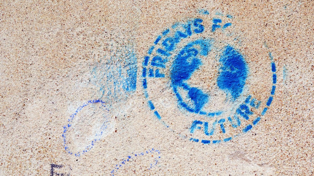 Das Logo der Bewegung „fridays for future“ ist mit Kreidefarbe an eine Wand gesprüht