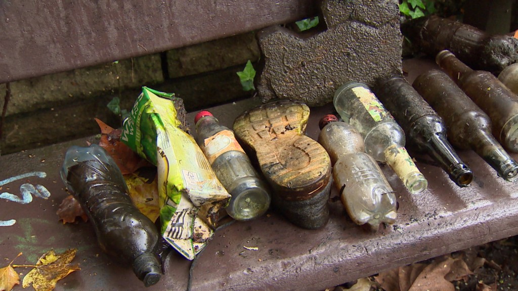 Foto: illegal entsorgter Müll, der aus einem Weiher gefischt wurde