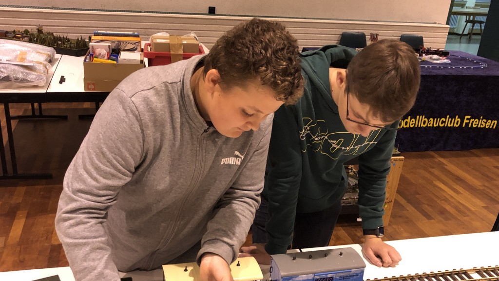 Kinder bauen Modelle beim Modellbauclub Freisen