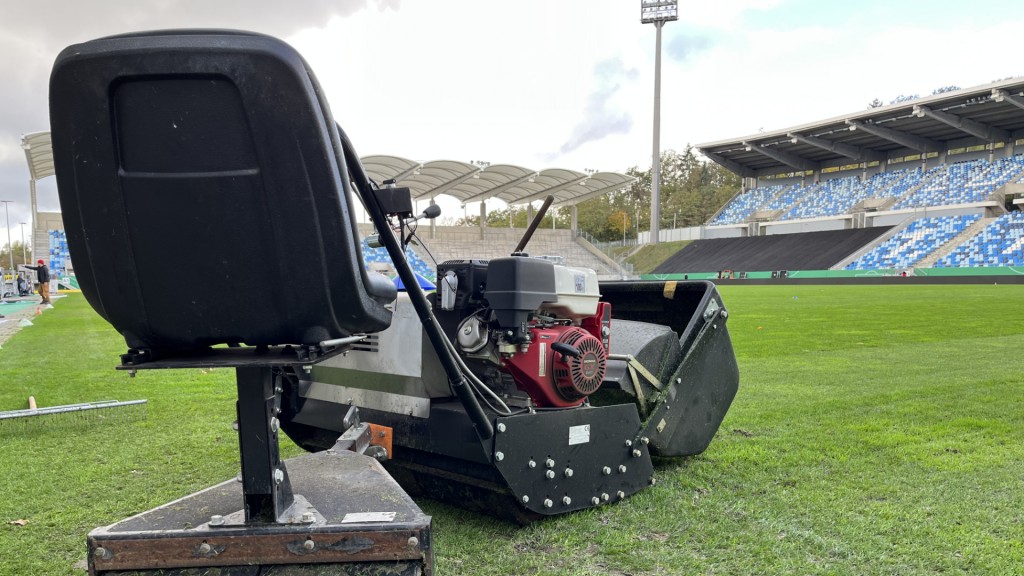 Aerifizierer auf dem Rasen im Ludwigsparkstadion