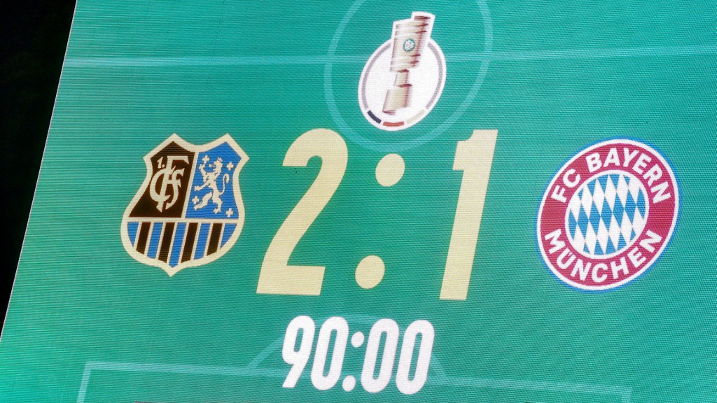 Foto: Auf der Anzeige im Stadion steht der Endstand nach dem Spiel FC Saarbrücken gegen Bayern München von 2:1
