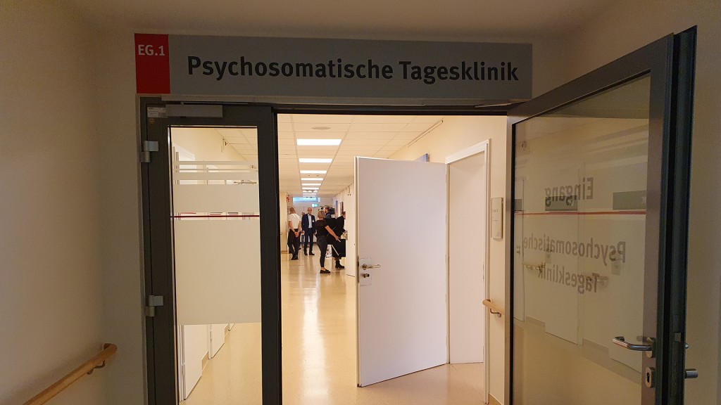 Eingang Psychosomatische Tagesklinik der Caritas in Dudweiler