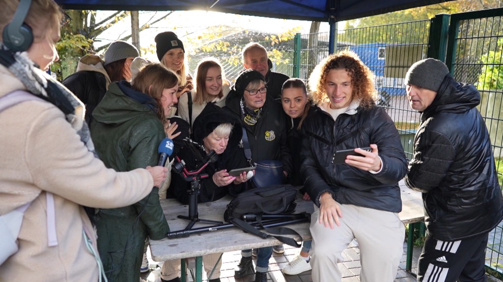 Foto: FCS-Spieler und Fans schauen DFB-Pokal-Auslosung