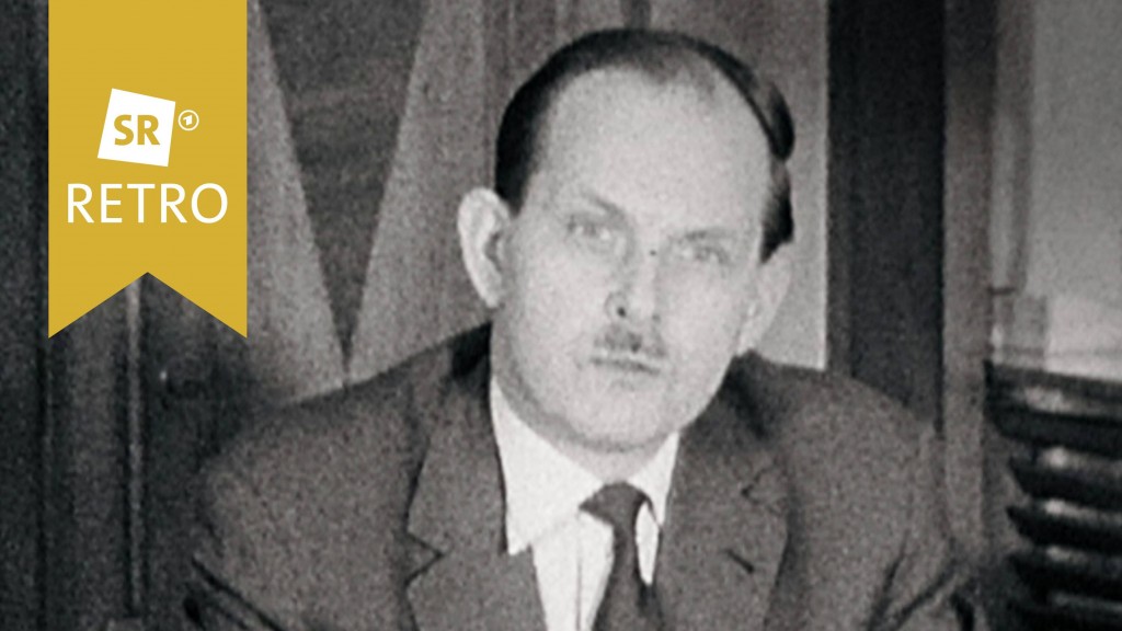Hermann Trittelvitz sitzt am Schreibtisch