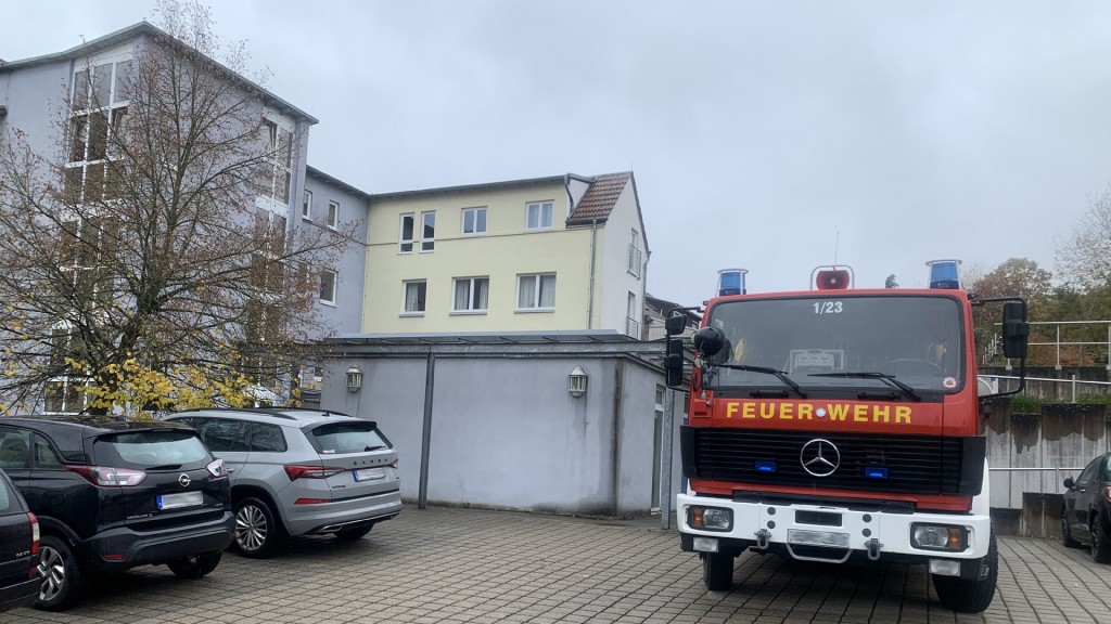 Feuerwehr-Löschzug vor Seniorenheim in Blieskastel