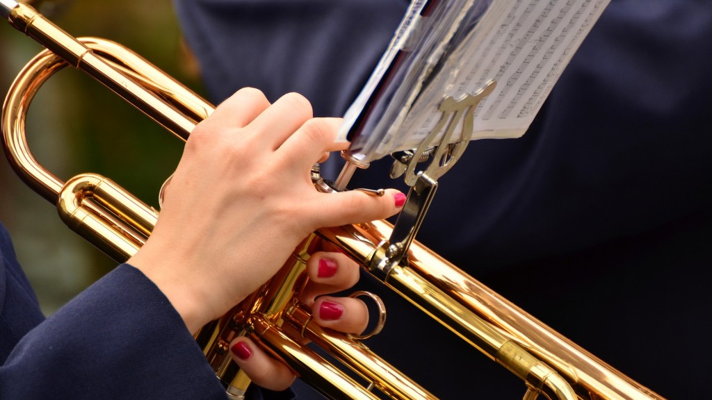 Eine Trompeterin in einer Musikkapelle