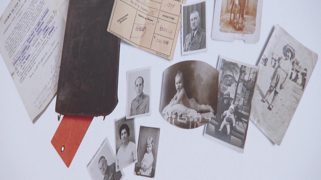 Foto: Einige Erinnerungen - Dokumente, Fotos - liegen auf einem Tisch
