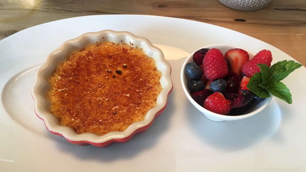 Crème brulée mit frischem Obst