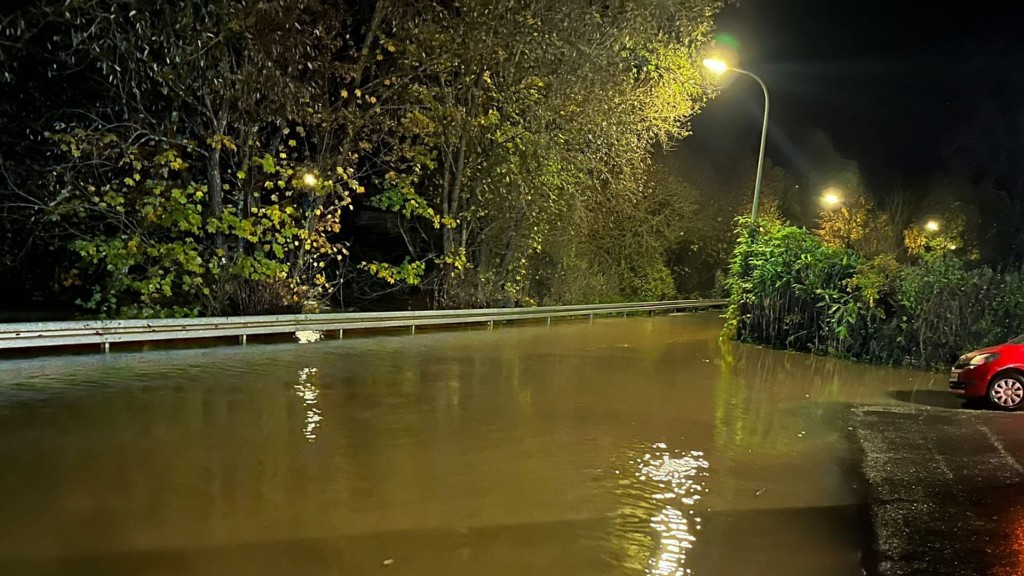 Überschwemmte Straße im Ostertal