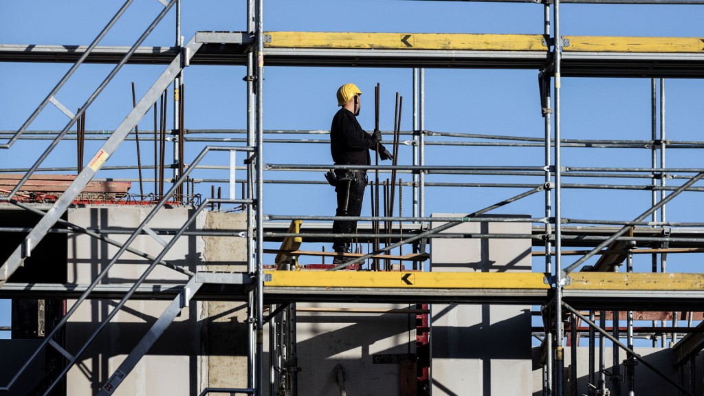 Arbeiter auf einem Rohbau eines Mehrparteien-Wohnhauses