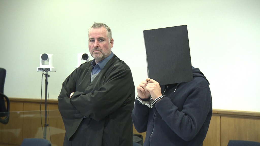 Foto: Der verurteilte Jugendliche im Gerichtssaal