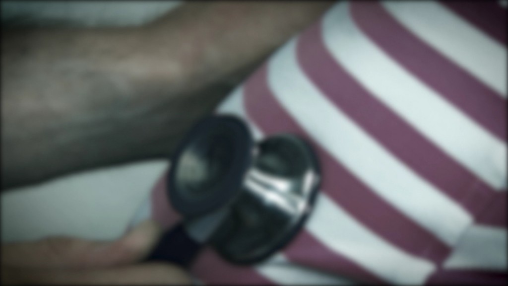 Foto: Ein Artzt untersucht ein Kind mit einem Stethoskop