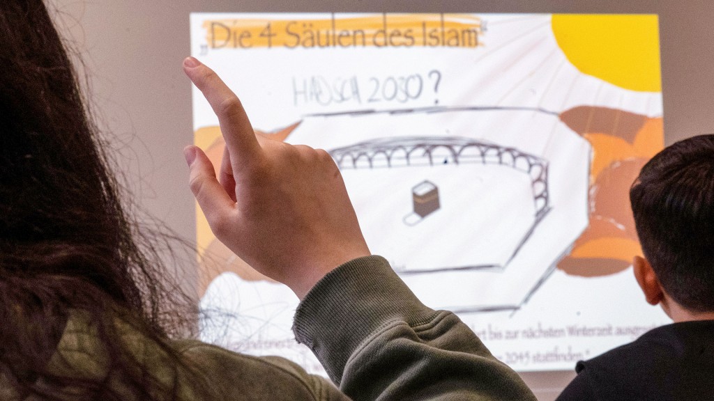 Schüler und Schülerinnen nehmen am islamischen Religionsunterricht teil