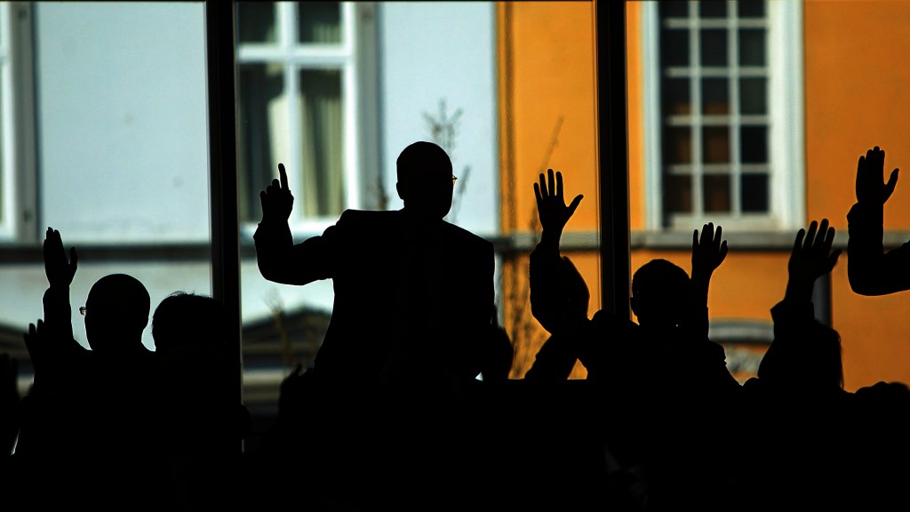 Foto: Schattenriss von Menschen, die mit den Händen abstimmen