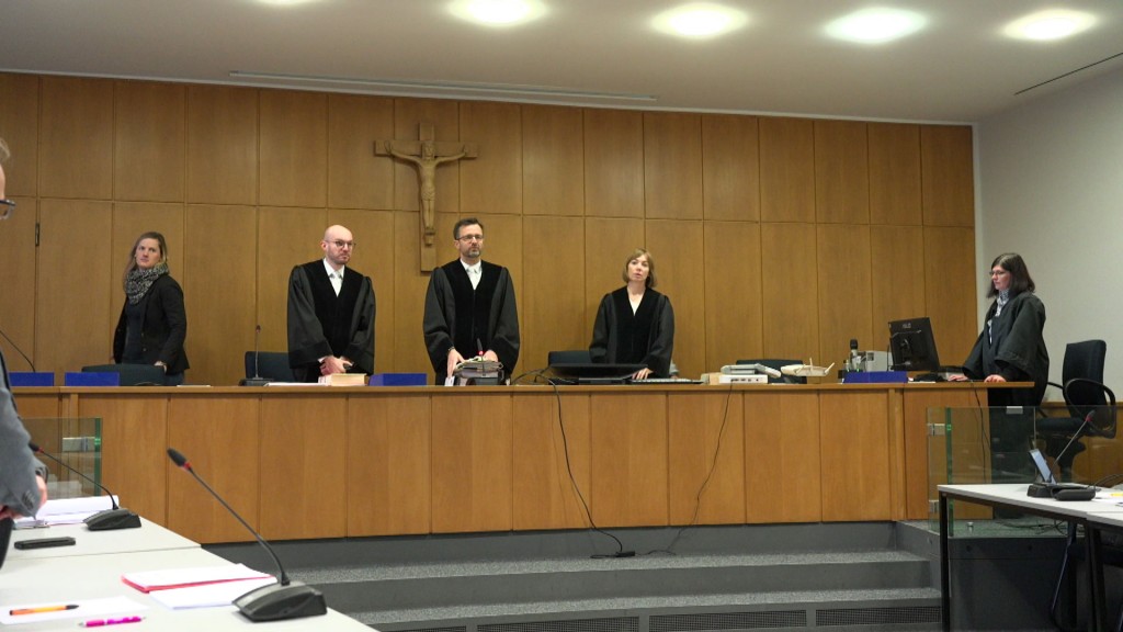 Foto: Richter im Prozess um Tötung durch eine Schrotflinte in Schiffweiler