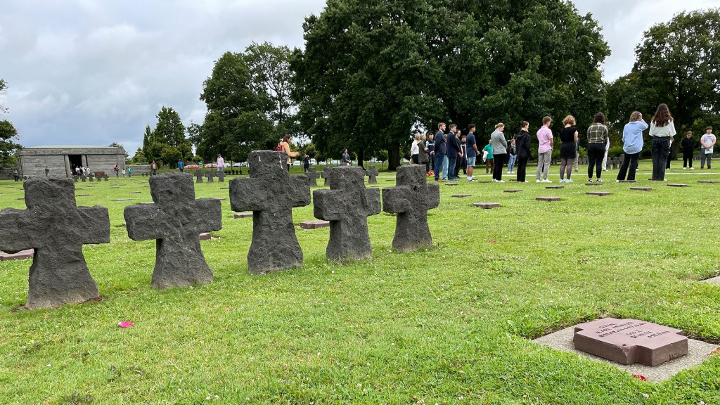 Deutsch-französisches Jugendtreffen auf dem Militärfriedhof La Cambe in der Normandie