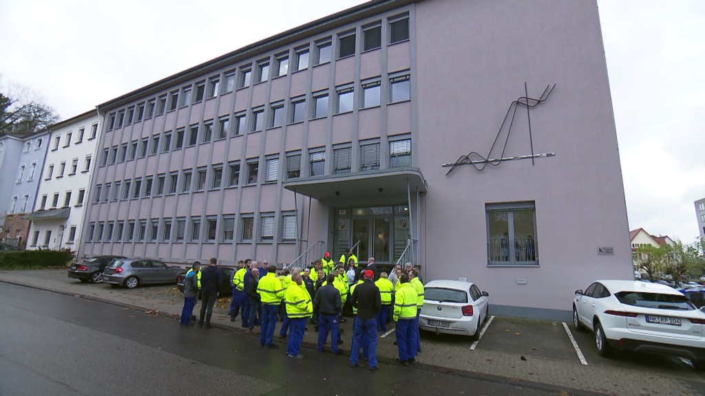 Foto: Beschäftigte des Ford-Zulieferers vor dem Arbeitsgericht