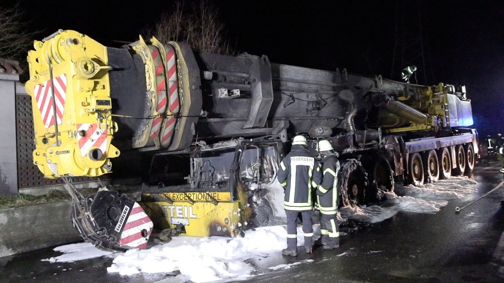 Foto: Autokranbrand auf der Autobahn