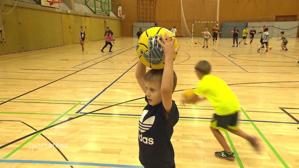 Foto: Kinder spielen Basketball