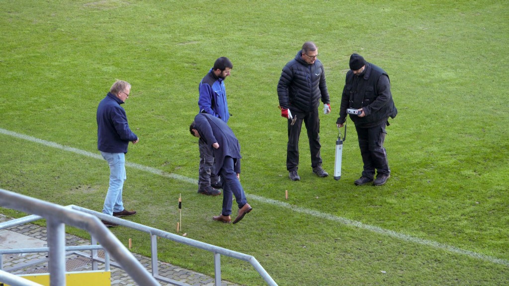 Untersuchung des Rasens im Saarbrücker Ludwigsparkstadion