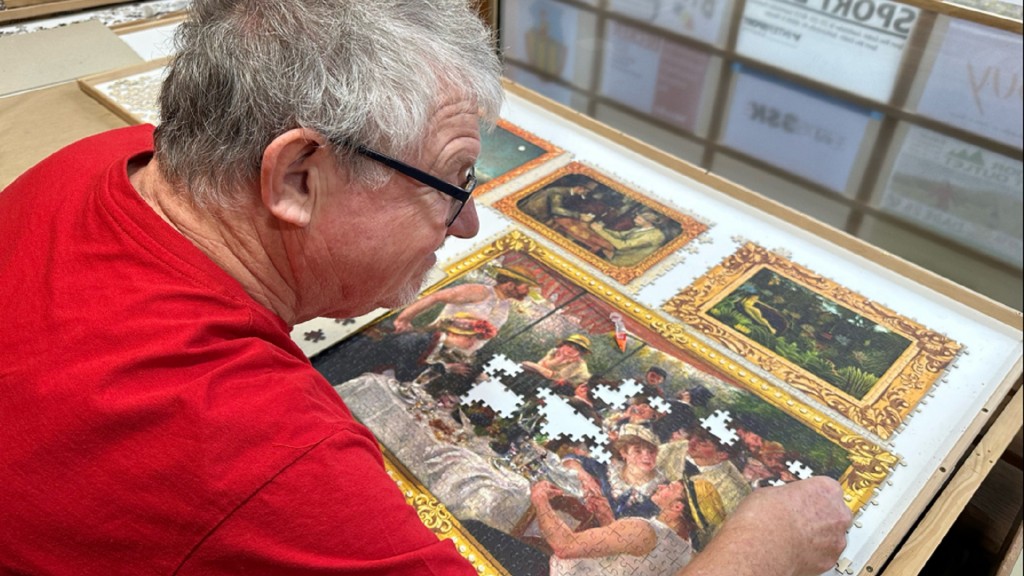 Hans-Josef Schaad beim Puzzeln