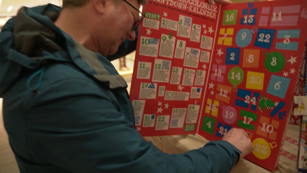 Foto: Mann mit Adventskalender