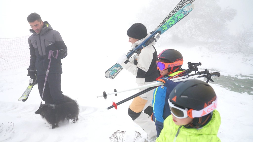 Foto: Eine Familie mit Kindern im Skigebiet