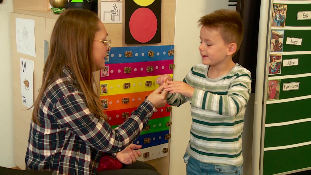 Foto: Luca mit seiner Lehrerin