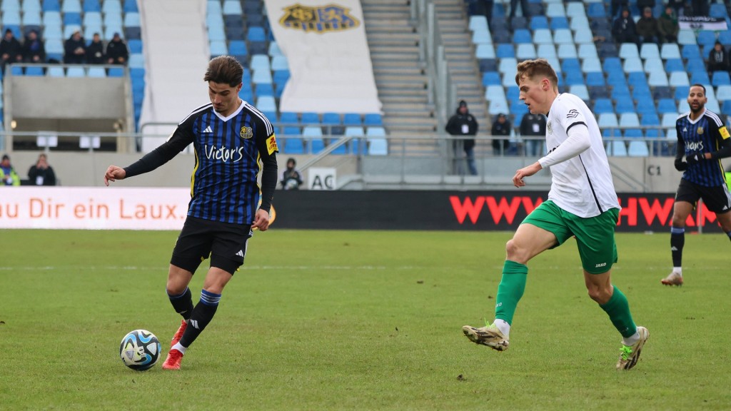 Foto: Amine Naifi (1. FC Saarbrücken) und Benjamin Böckle (SC Preußen Münster) auf dem Platz