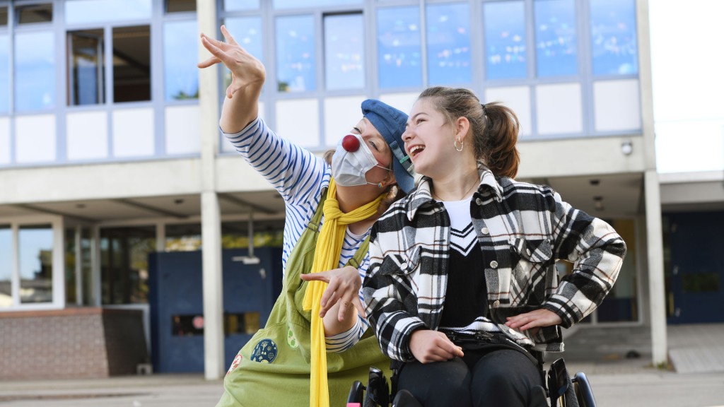 Klinikclown mit Mädchen