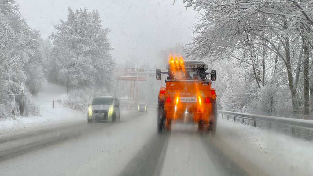 Ein Räumfahrzeug fährt auf einer verschneiten Landstraße