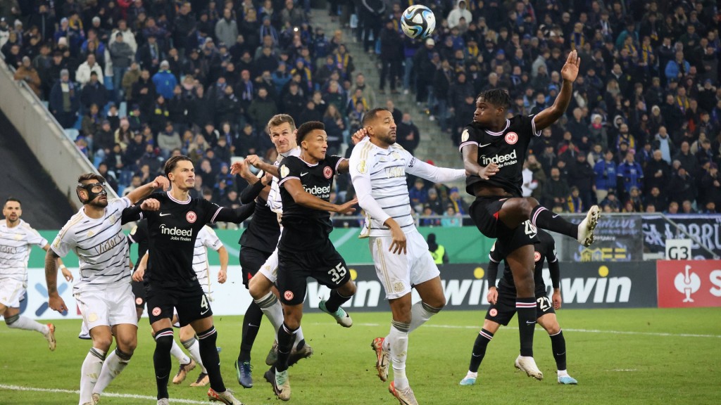 Foto: Spielszene zwischen dem 1. FC Saarbrücken und Eintracht Frankfurt im DFB-Pokal-Achtelfinale