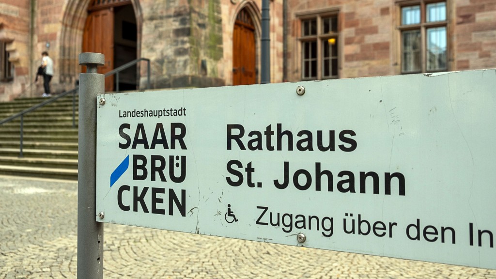 Eingang Rathaus Saarbrücken