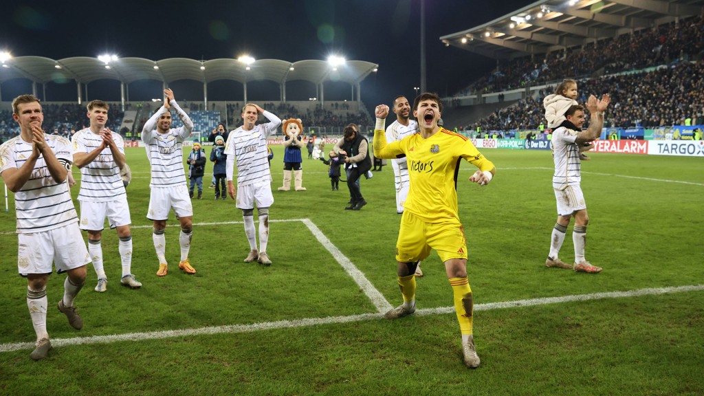 Die Mannschaft des 1. FC Saarbrücken feiert den Sieg gegen Eintracht Frankfurt im DFB-Pokalspiel im Ludwigsparkstadion, vorneweg Torwart Tim Schreiber