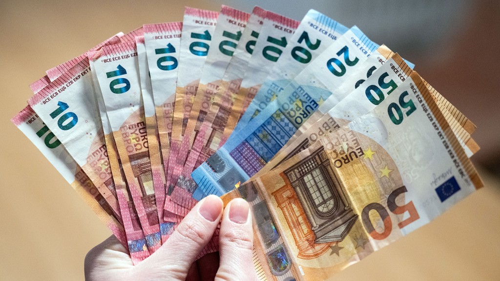 Eine Person hält zahlreiche Euro-Banknoten in der Hand