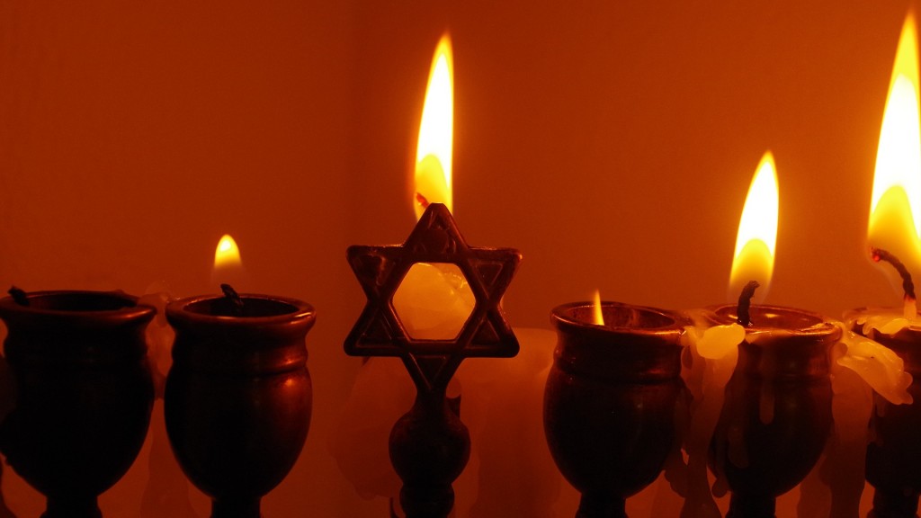 Kerzen brennen zum jüdischen Festtag Channuka