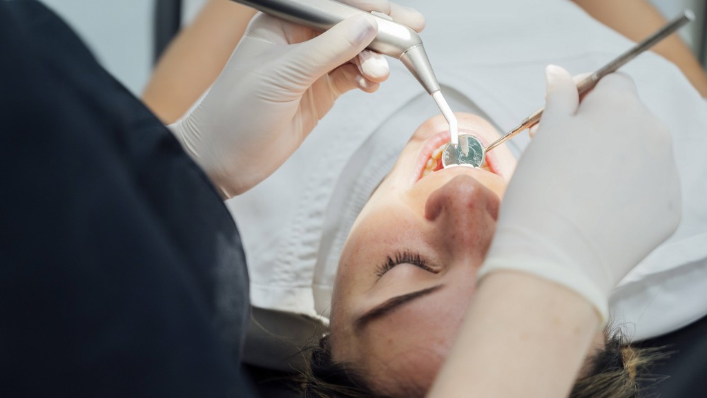 Foto: Patientin beim Zahnarzt