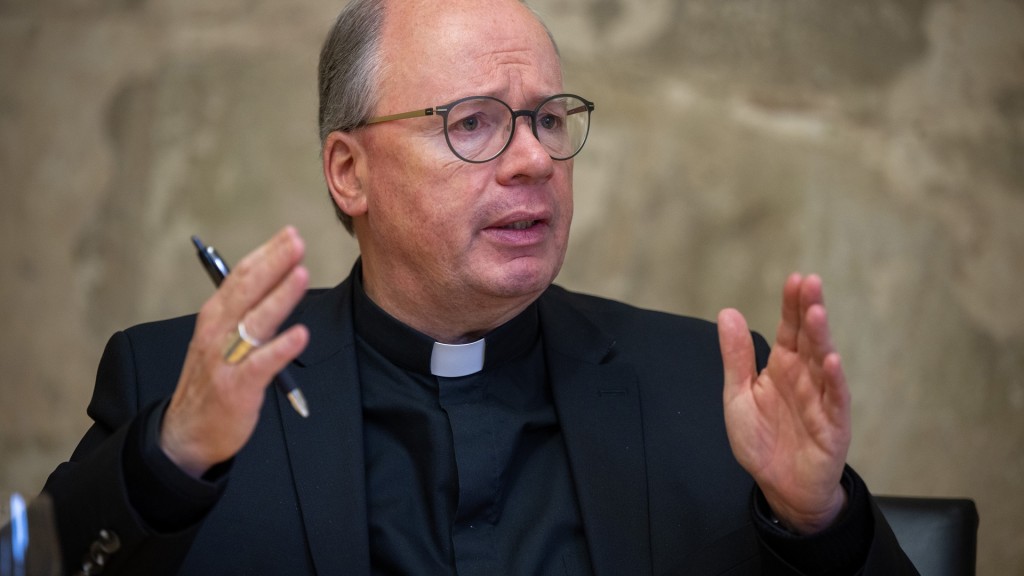 Der Trierer Bischof Stephan Ackermann spricht bei einem Interview zum Umbruch der katholischen Kirche.