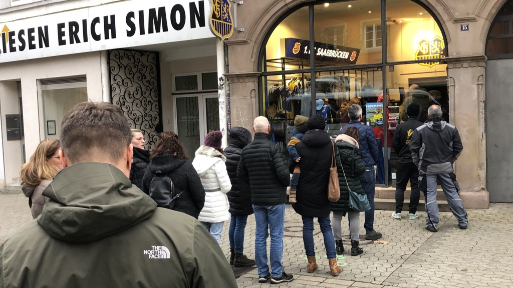 Warteschlange vor dem FCS-Fanshop in Saarbrücken