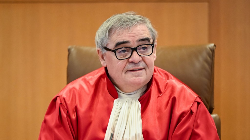 Verfassungsrichter Peter Müller in seiner roten Richterrobe 