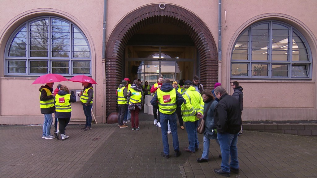 Foto: Mahnwache vor dem Bildungsministerium