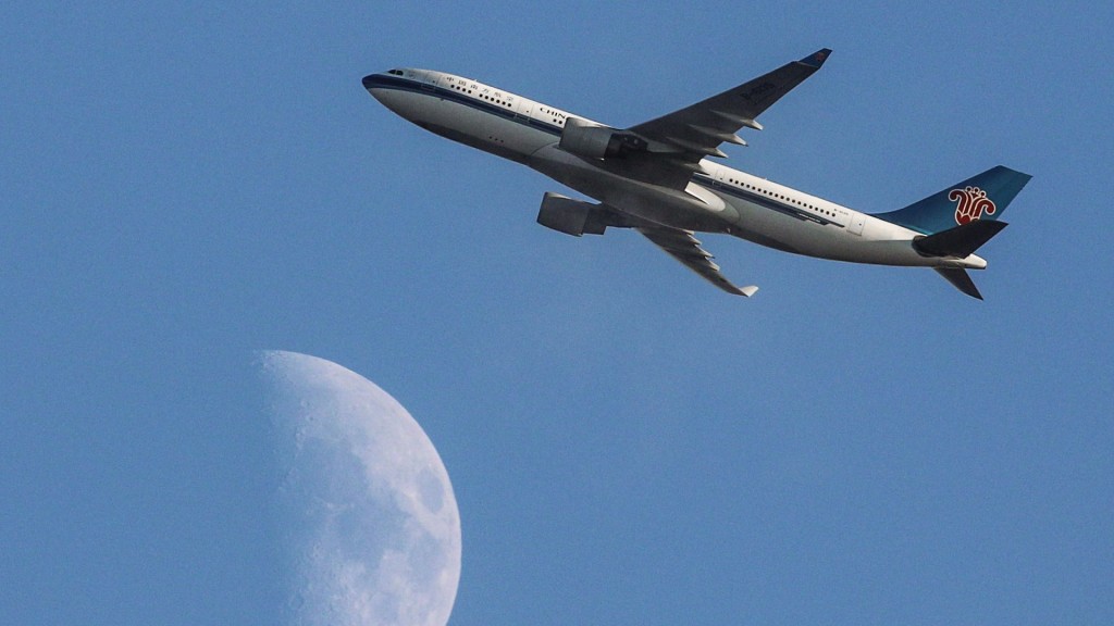 Eine Maschine der China Southern vor blauem Himmel 