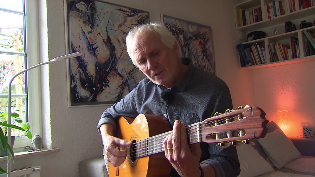 Foto: Liedermacher Michael Riehm an der Gitarre