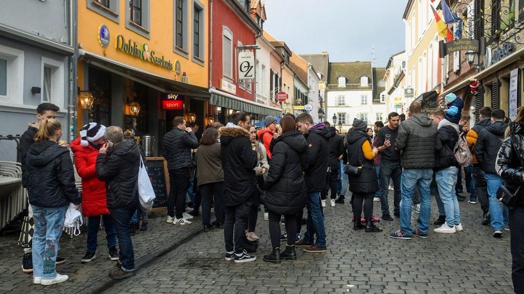 Foto: Heiligmorgen in Saarlouis, viele junge Menschen tummeln sich vor den Kneipen in der Altstadt